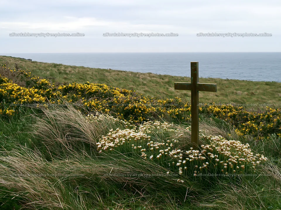 Christian cross in Christmas meadow by the ocean – royalty-free photos 9174x6866