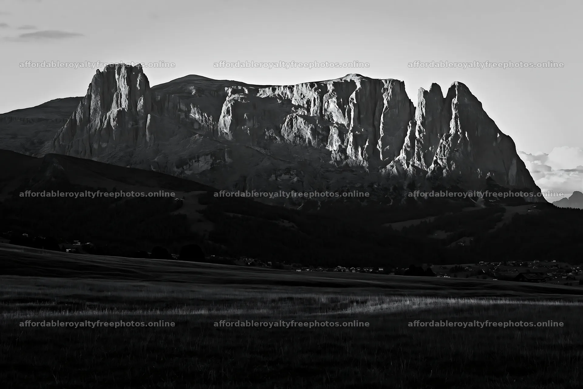 Sunlight over Alpe di Siusi meadow with mountain backdrop – royalty-free photos 9722x6480